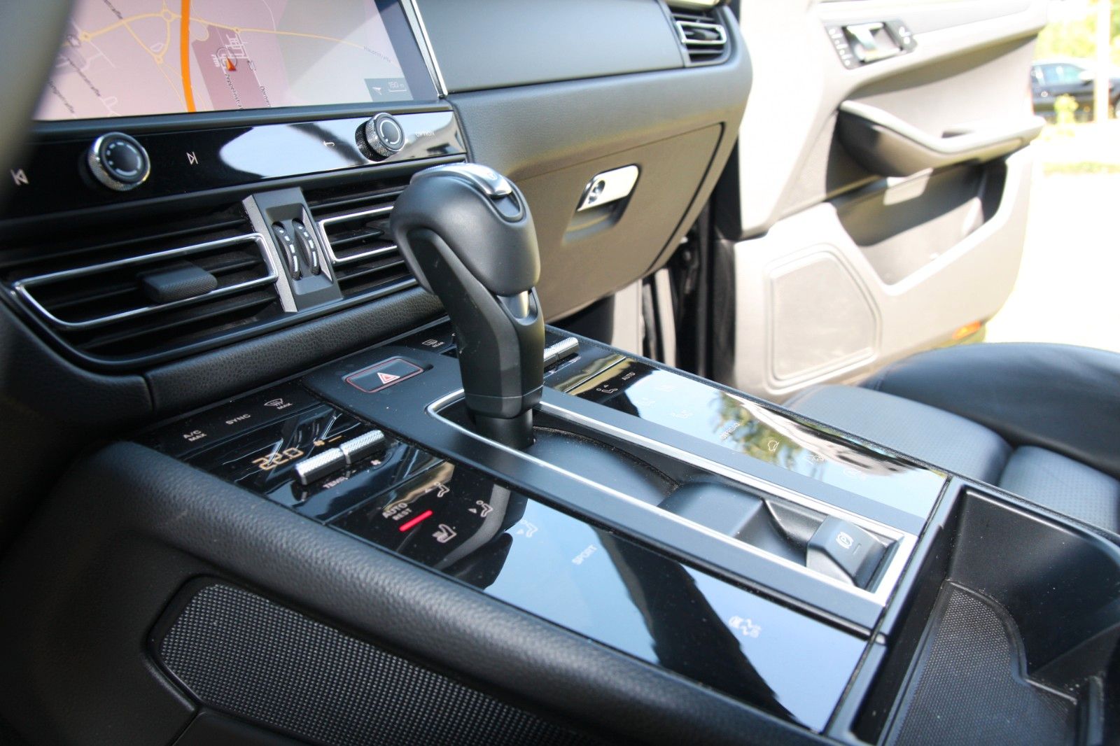 Porsche Macan - Samsaru's Car Outlet