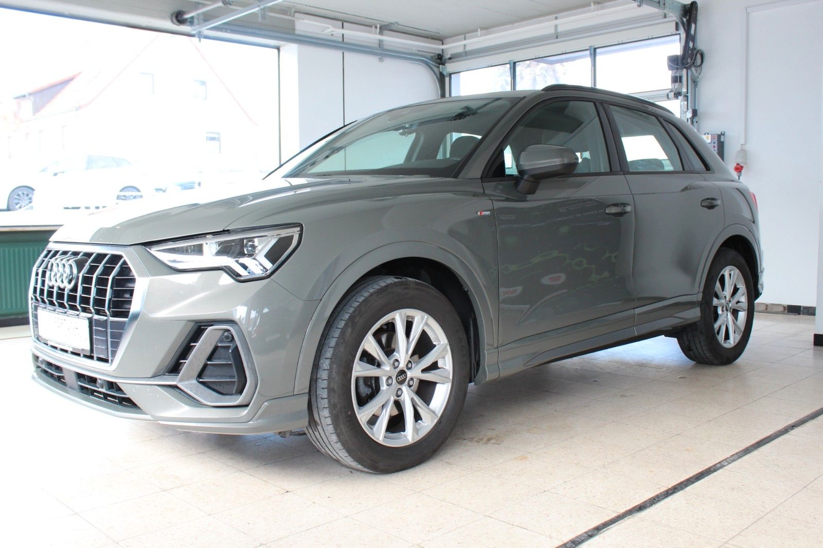 Audi Q3 35 TDI quattro S line - Samsaru's Car Outlet