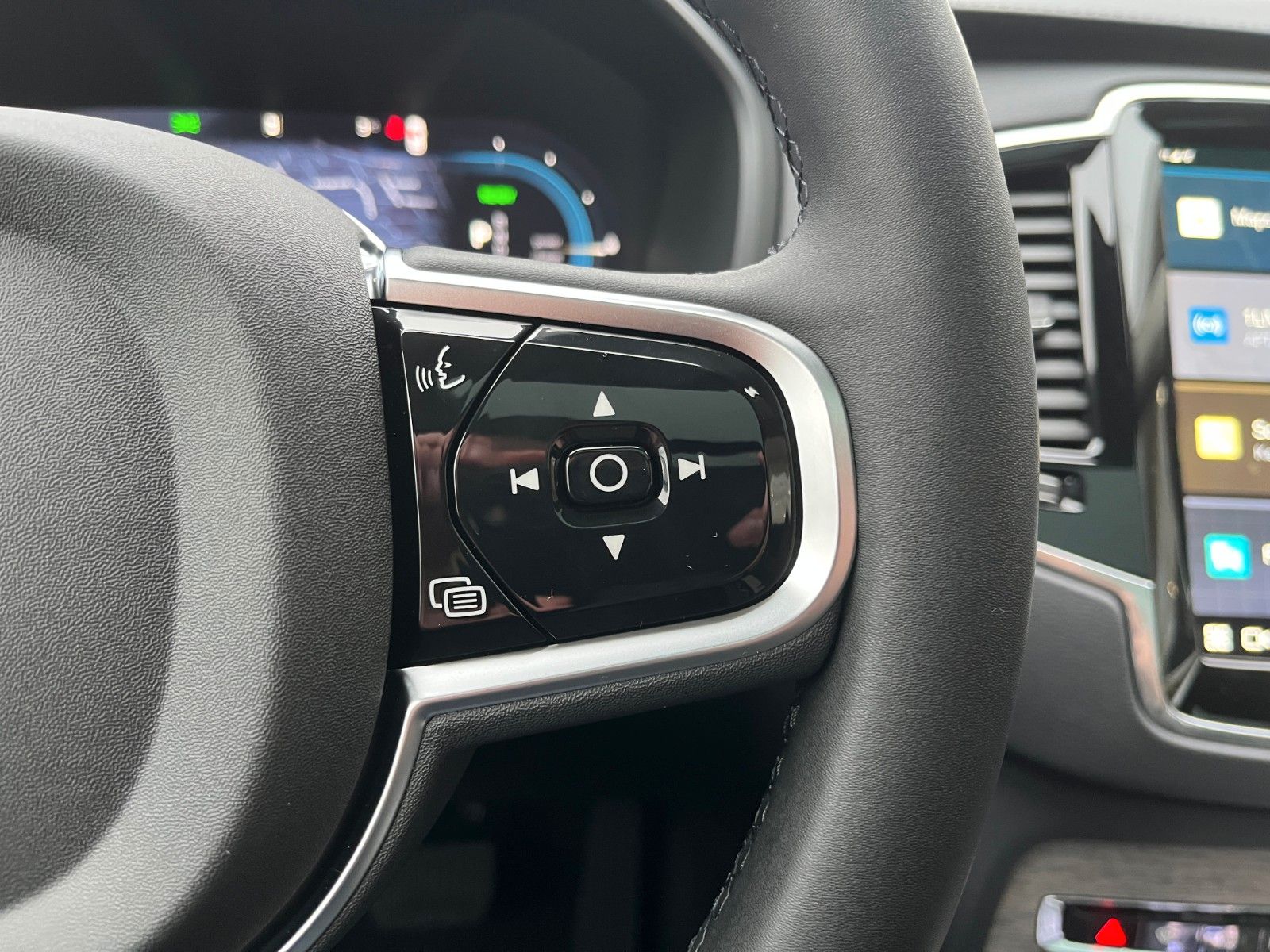 Volvo XC90 T8 Ultra Dark Plug-In AWD - Samsaru's Car Outlet