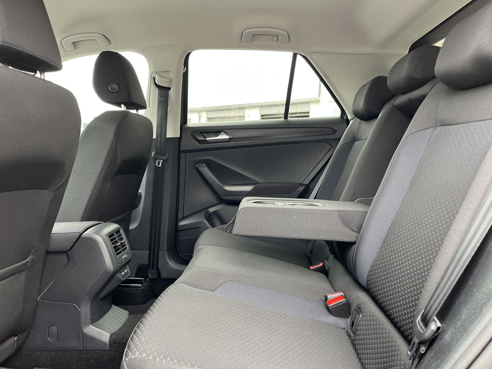 Volkswagen T-Roc 1.5 TSI DSG UNITED - Samsaru's Car Outlet