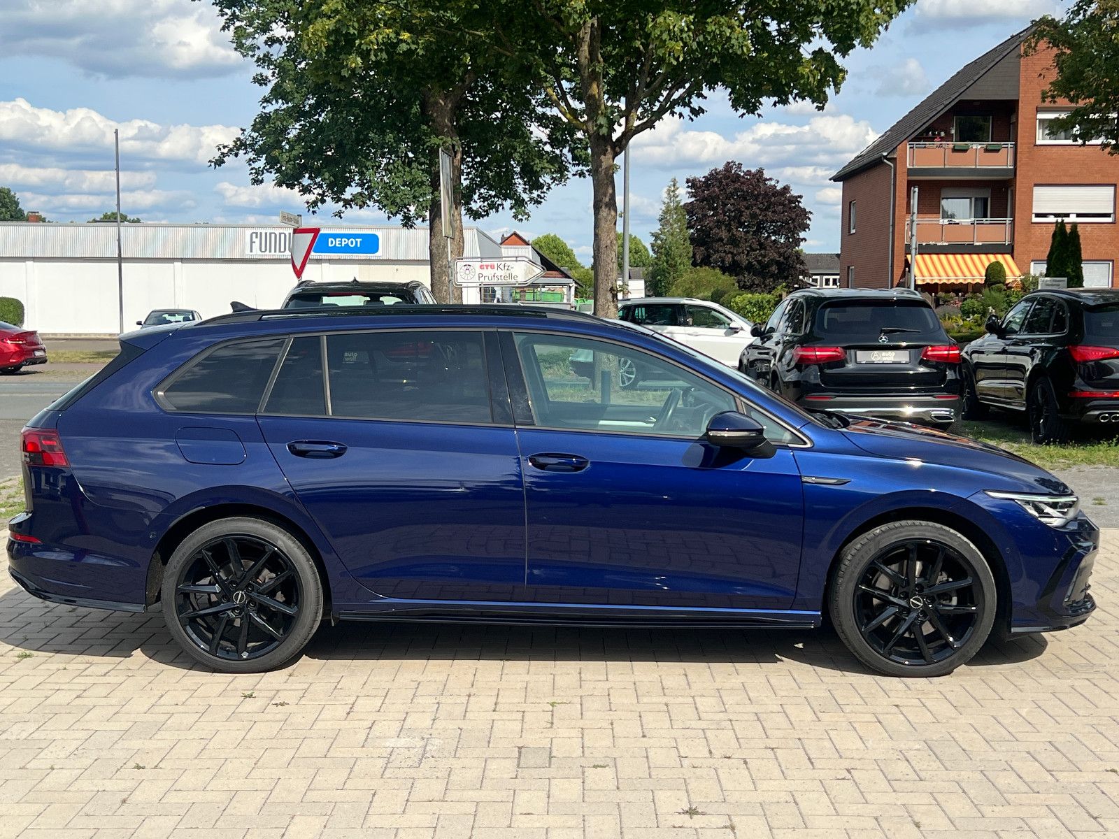 Volkswagen Golf VIII R-Line - Samsaru's Car Outlet
