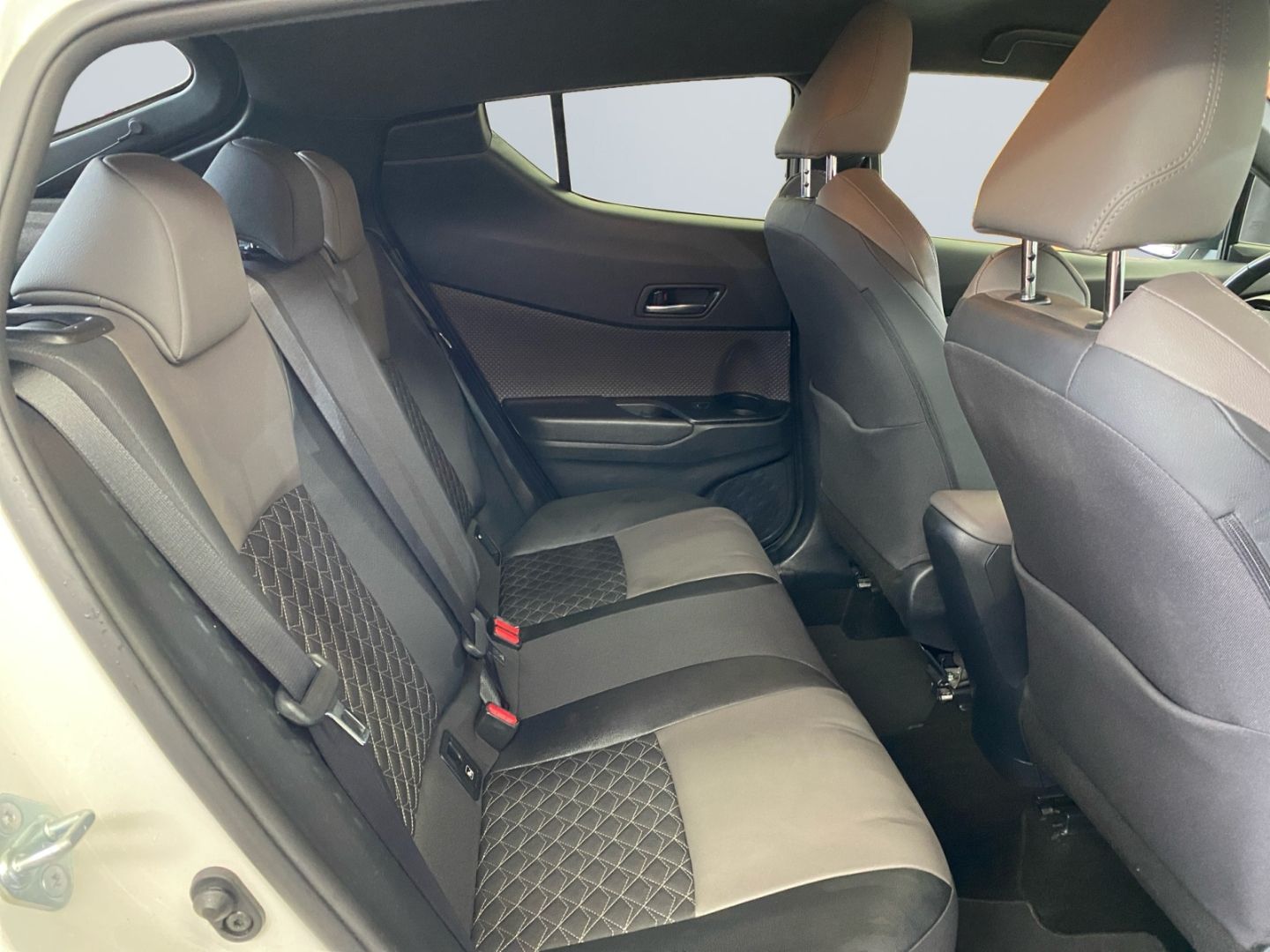 Toyota C-HR 2.0 Hybrid Lounge - Samsaru's Car Outlet