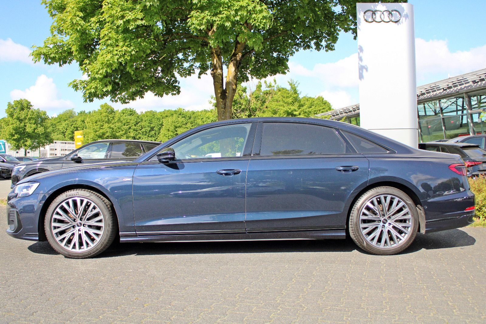 Audi A8 Lang 55TFSI S LINE BLACK - Samsaru's Car Outlet