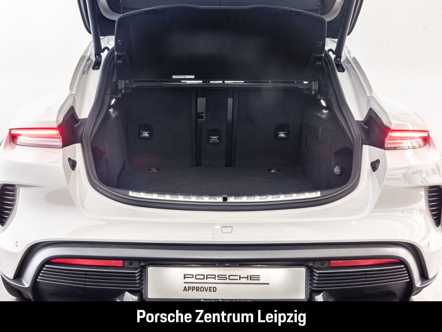 Porsche Taycan Turbo S Cross Turismo ActiveRide Burmeste