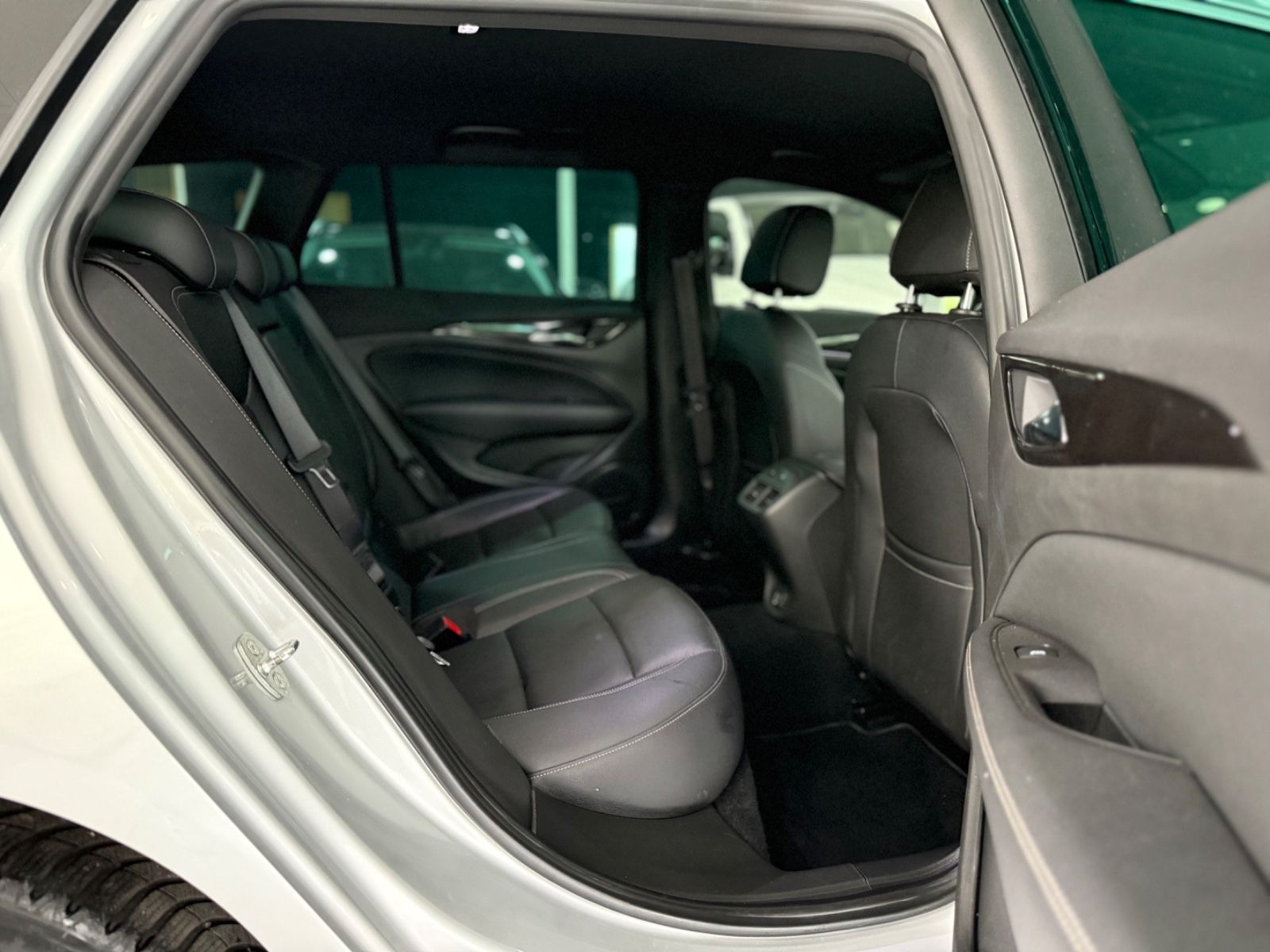 Opel Insignia 2.0 B Sports Tourer Elegance - Samsaru's Car Outlet