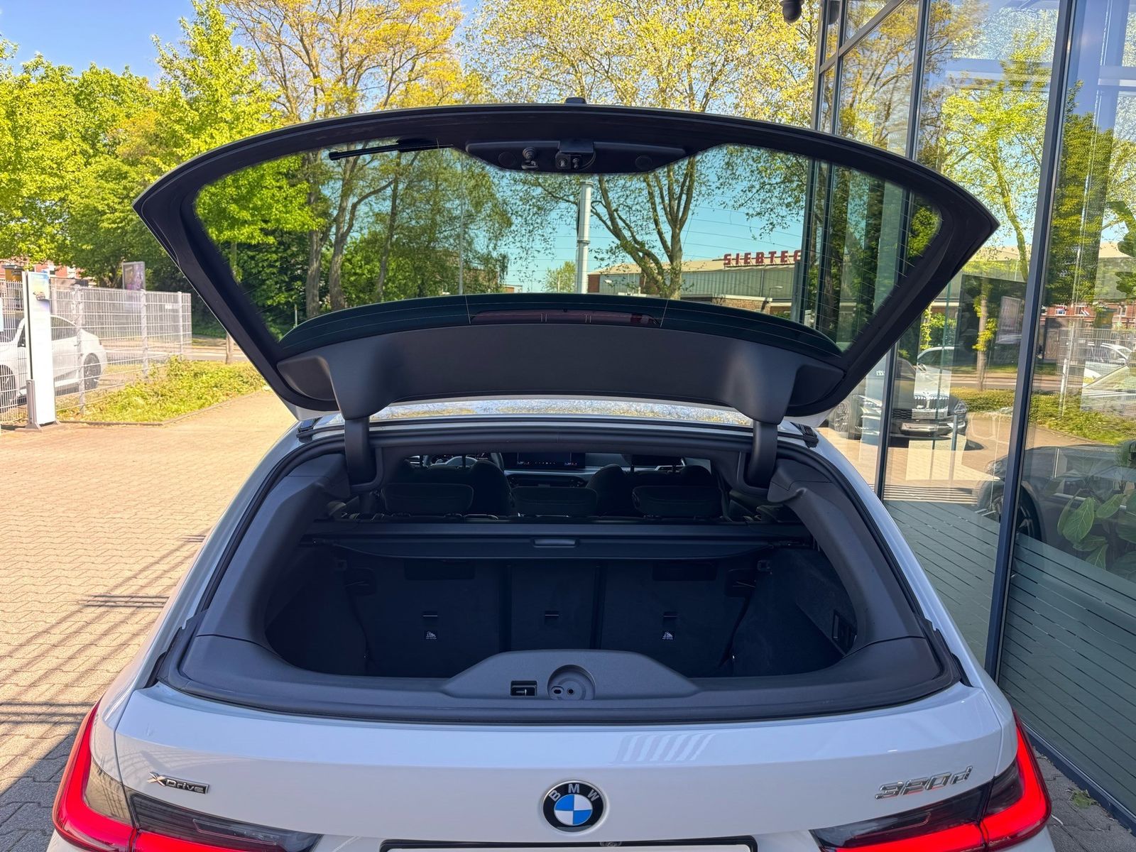 BMW 320d xDrive Tour M Sport Pano ACC AD-LED 360° 19