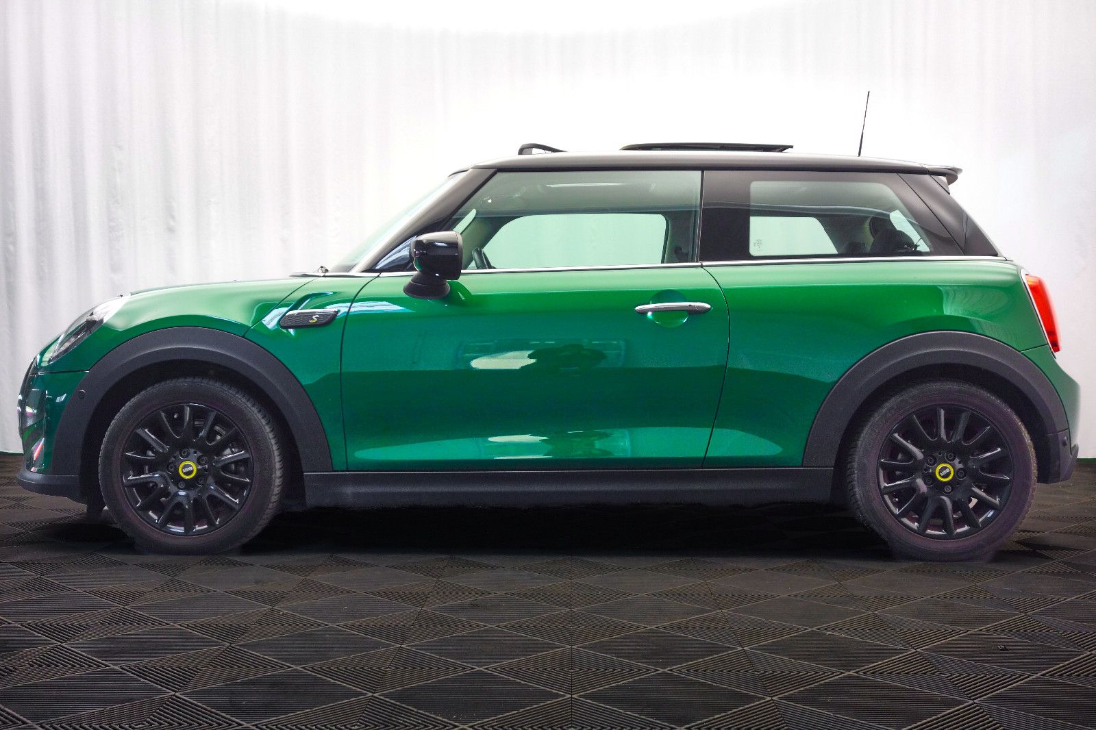 MINI Cooper SE Classic - Samsaru's Car Outlet