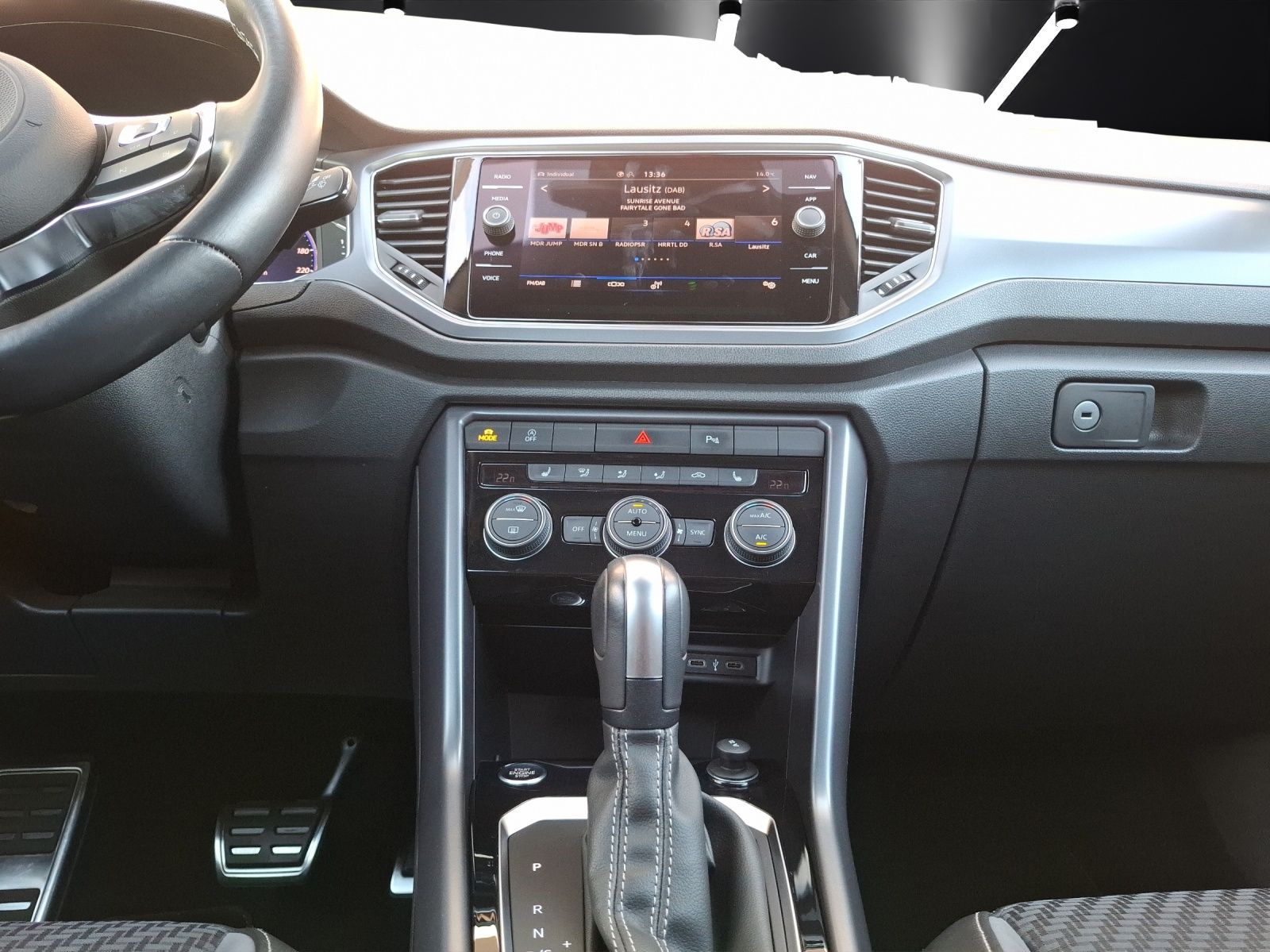 Volkswagen T-Roc TSI R-line DSG - Samsaru's Car Outlet