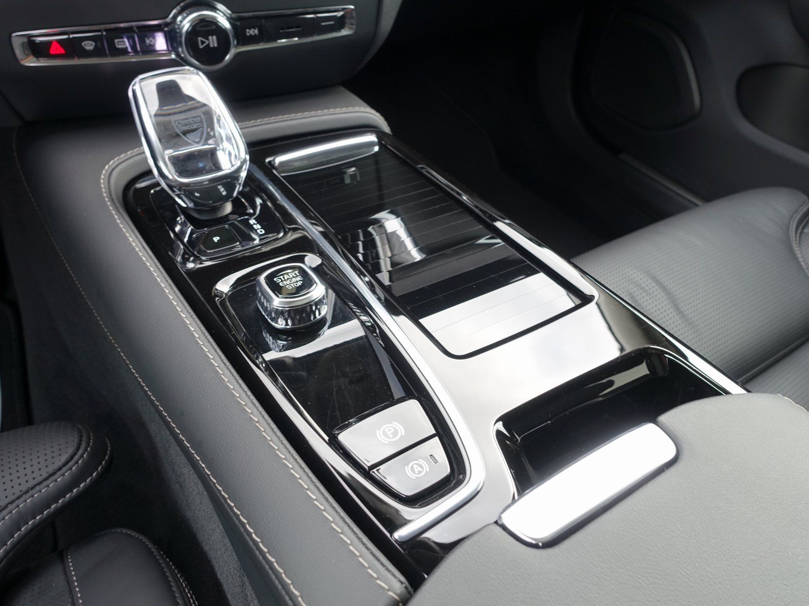 Volvo V60 Ultra Dark T8 AWD PANO/B&W/HUD/360°MASSAGE