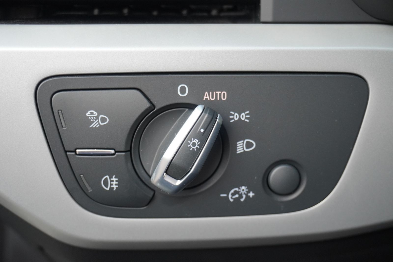 Audi A4 35 2.0 TDI Avant - Samsaru's Car Outlet
