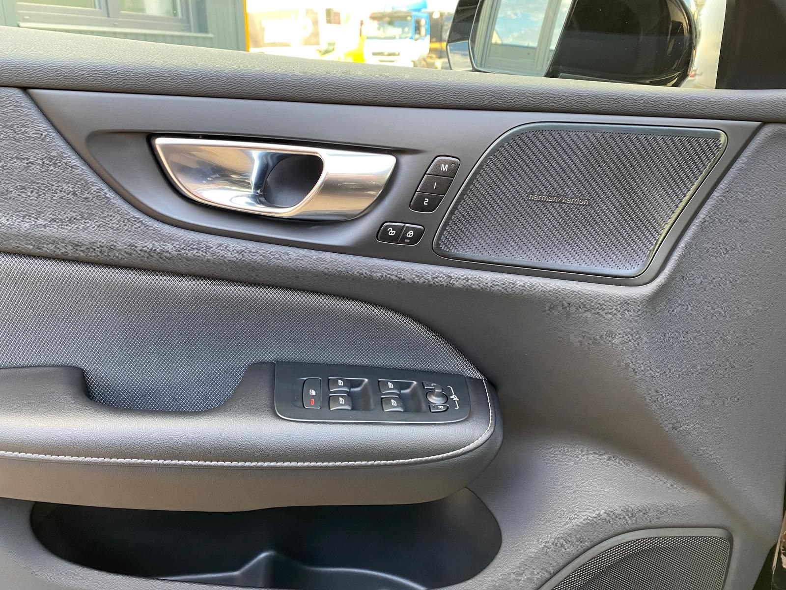 Volvo S60 T8 Recharge Plus Dark AWD CAM LED LHZ MEMORY