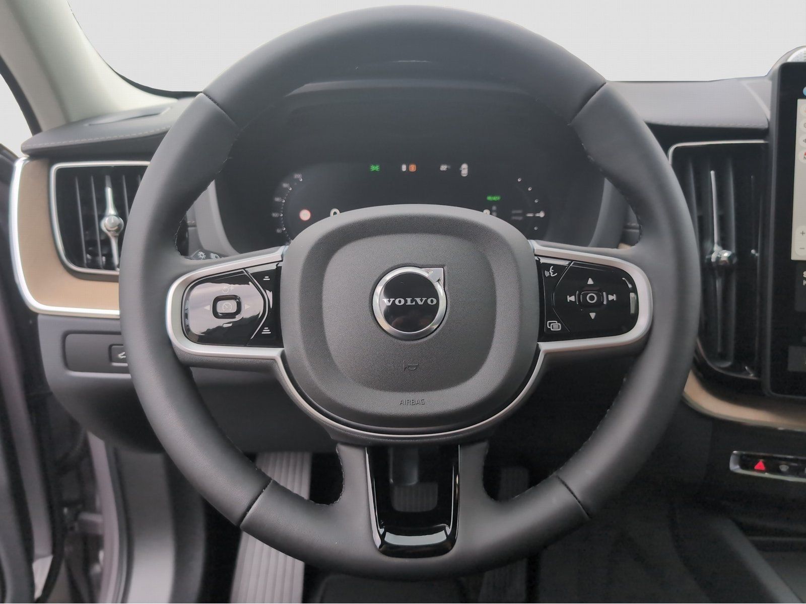 Volvo XC60 T8 AWD Ultra Dark - Samsaru's Car Outlet
