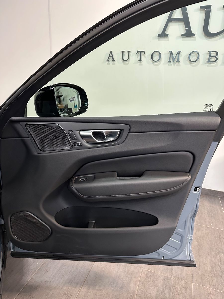 Volvo XC60 B5 AWD Ultimate Dark NAV+LED+PANO+AHK+STHZ