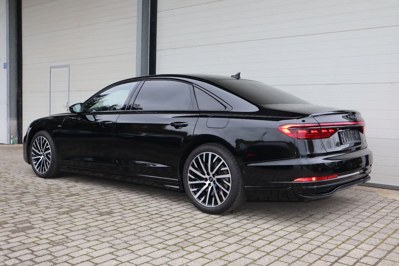 Audi A8L 60 TFSIe lang S-Line - Samsaru's Car Outlet