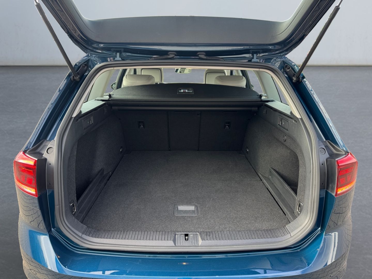 Volkswagen Passat 2.0 TDI DSG Business - Samsaru's Car Outlet