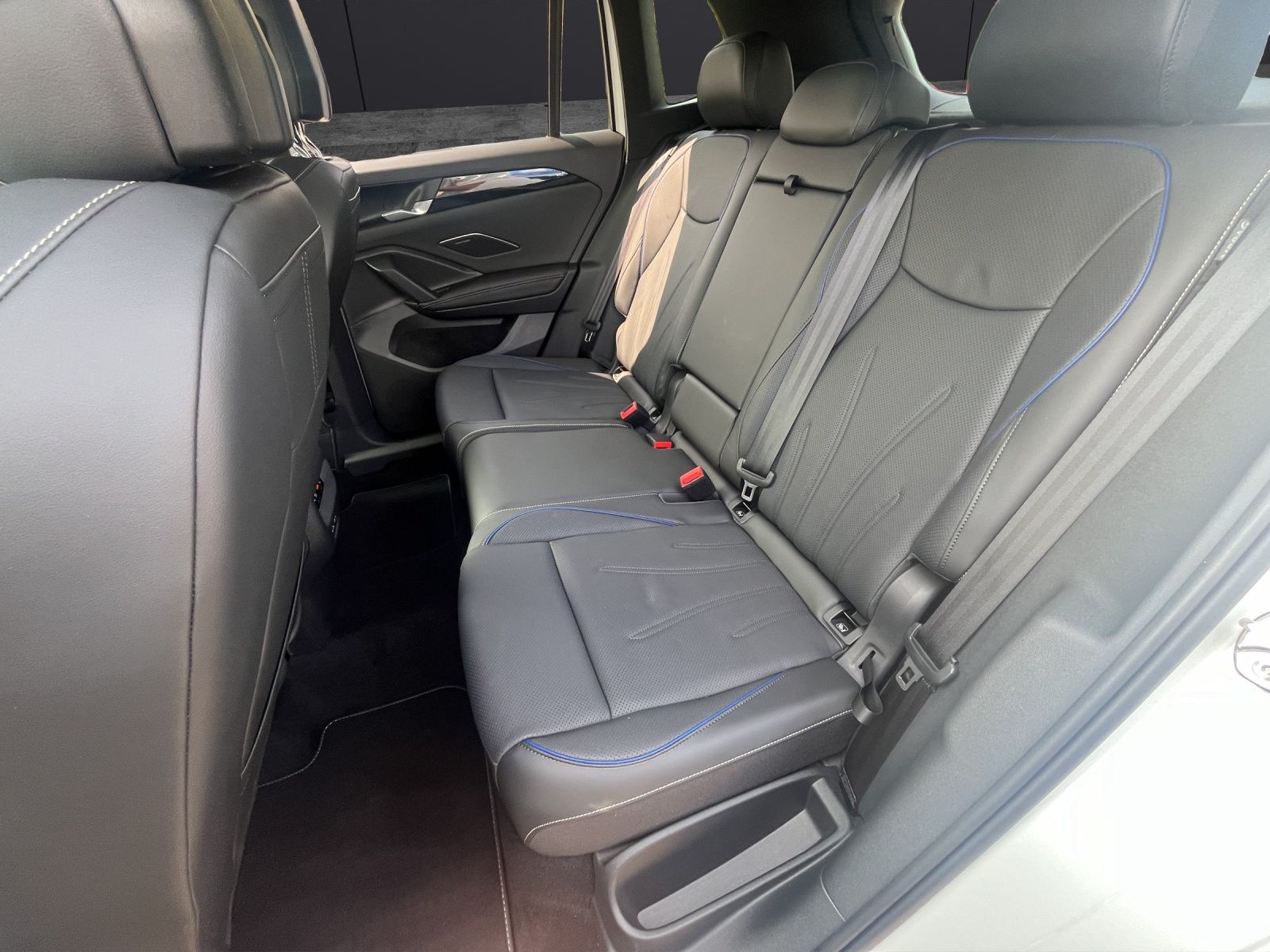 Volkswagen Tiguan TDI R-Line 4M DSG MATRIX AHK PANO 20" NAV