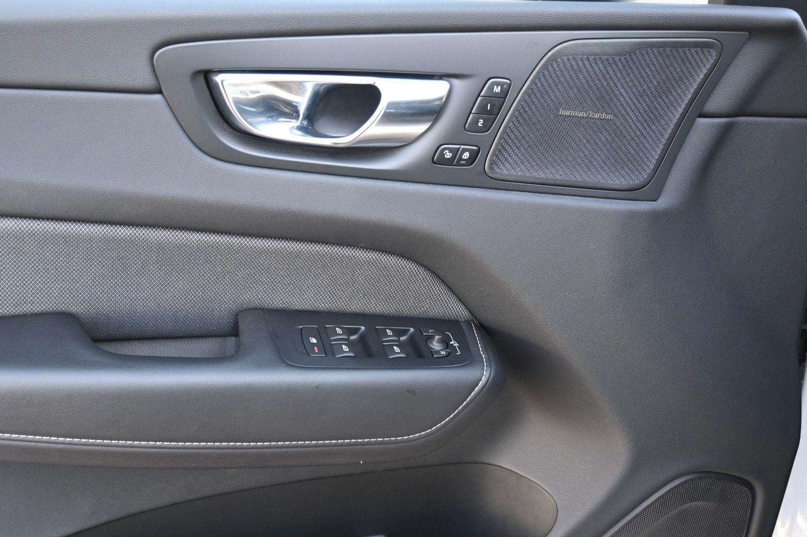 Volvo XC60 B5D AWD R-Design*LUFT*360*H&K*STHZ*HUD*QI