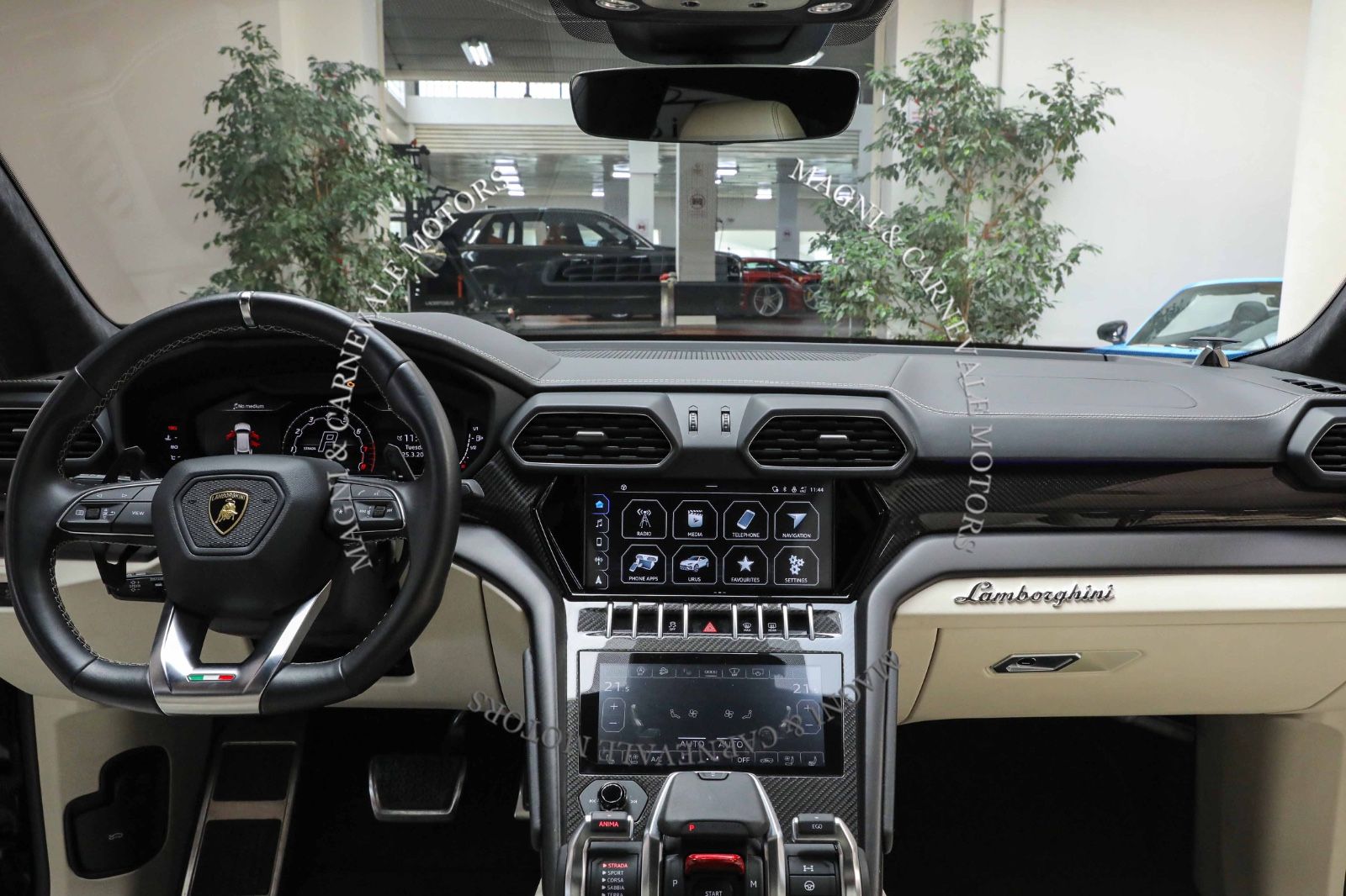 Lamborghini Urus - Samsaru's Car Outlet