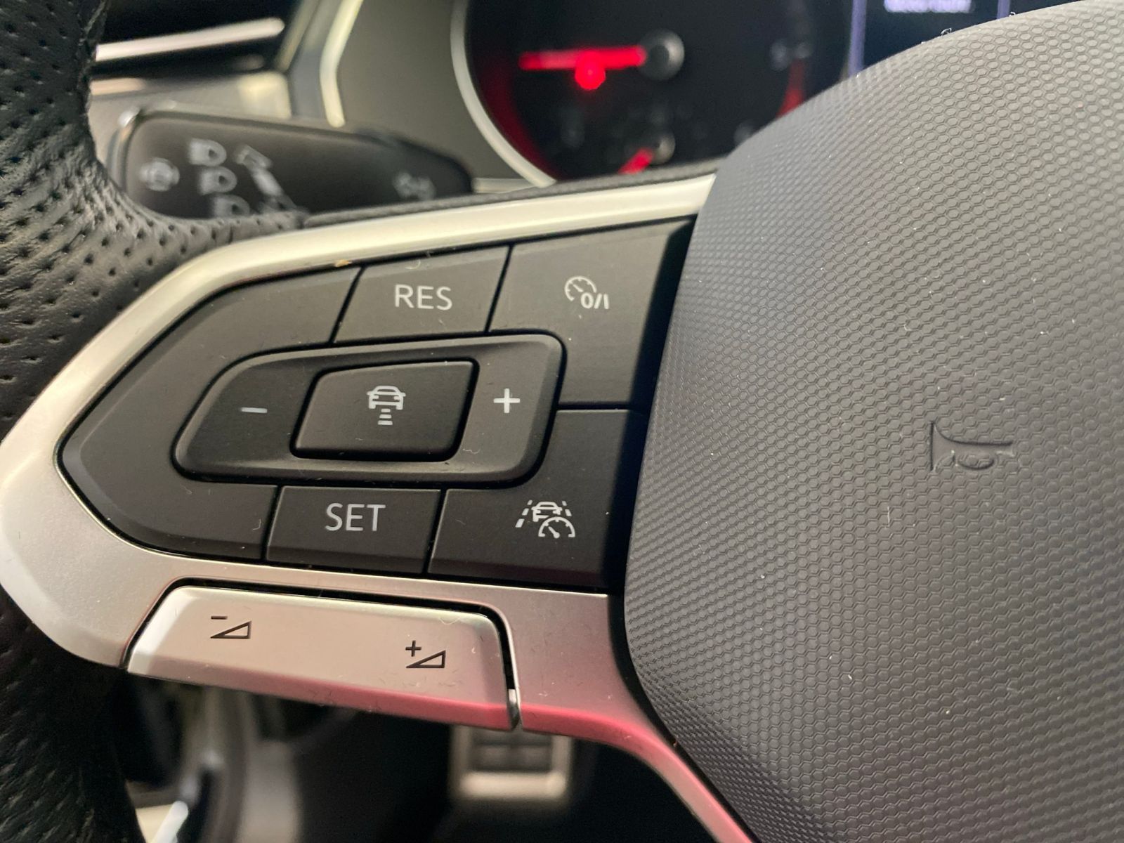Volkswagen Passat Variant 2.0 TDI Business R-Line - Samsaru's Car Outlet