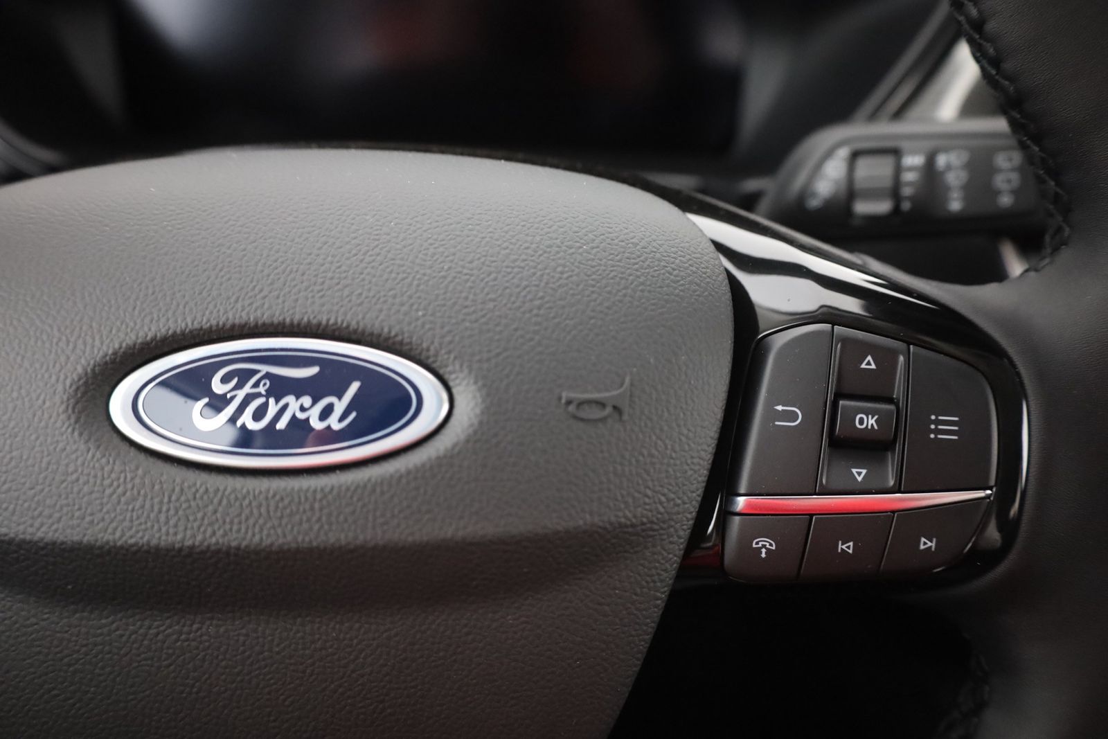 Ford Kuga 1.5 EB Titanium - Samsaru's Car Outlet