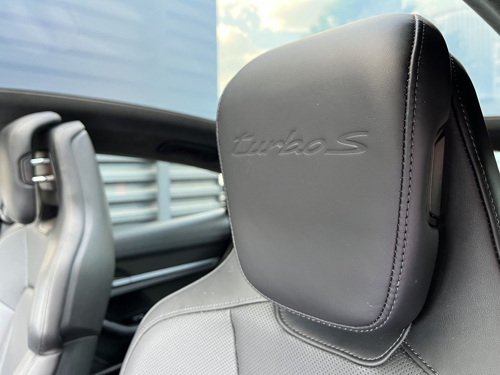 Porsche Taycan Turbo S PTS Smyrnagrün,Sitzbel.