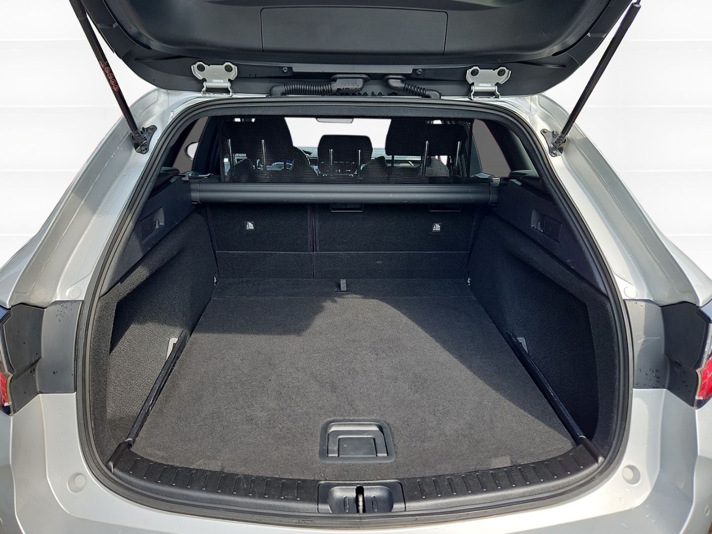 Toyota Corolla Touring Sports 1.8 Hybrid Club - Samsaru's Car Outlet