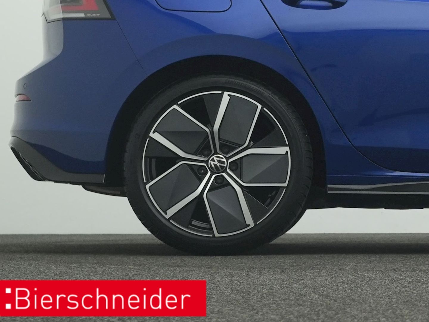 Volkswagen Golf 8 1.5 eTSI DSG R-Line BLACK-STYLE 5-J.-GAR