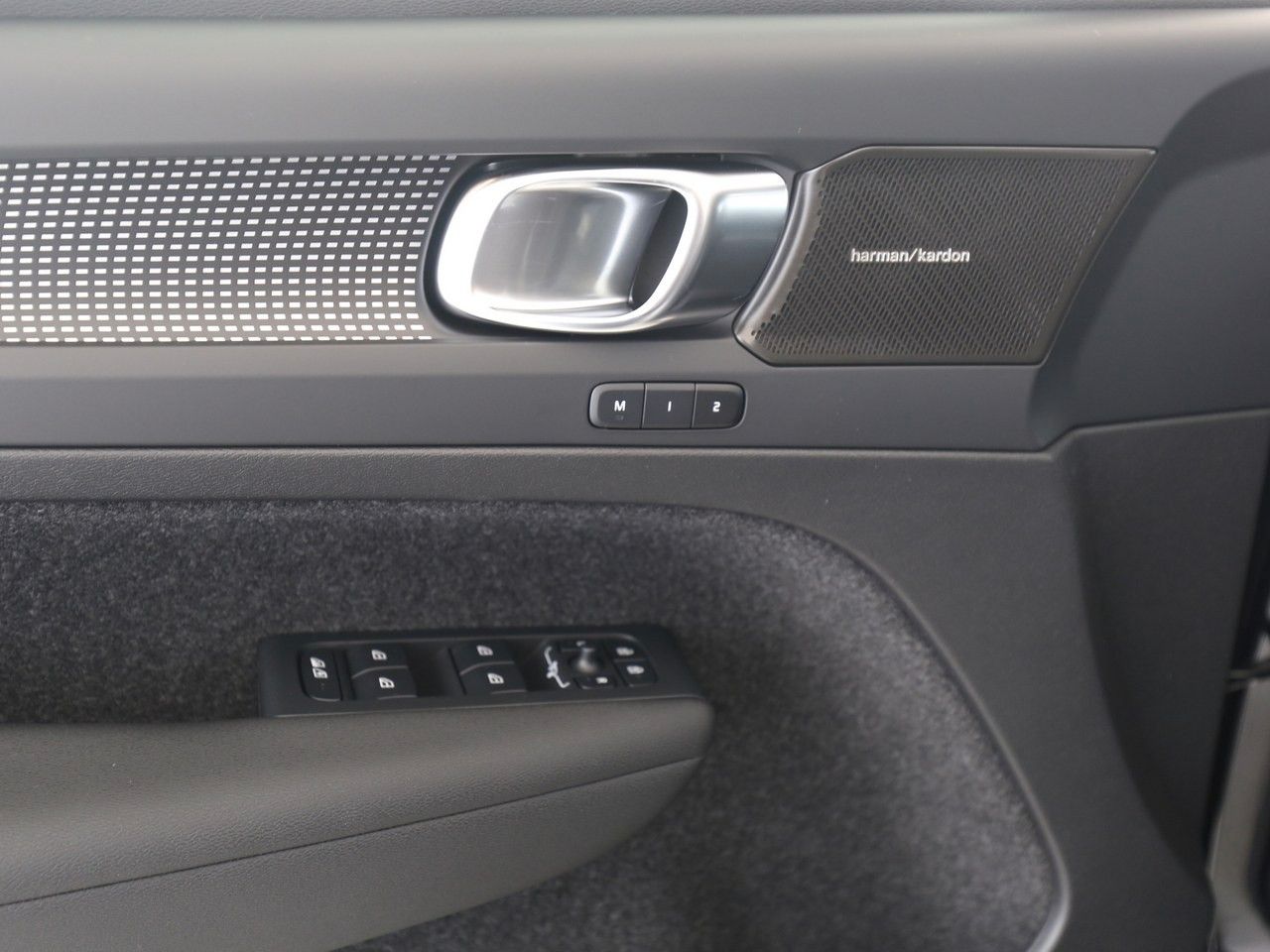Volvo XC40 B4 Ultra Dark - Samsaru's Car Outlet