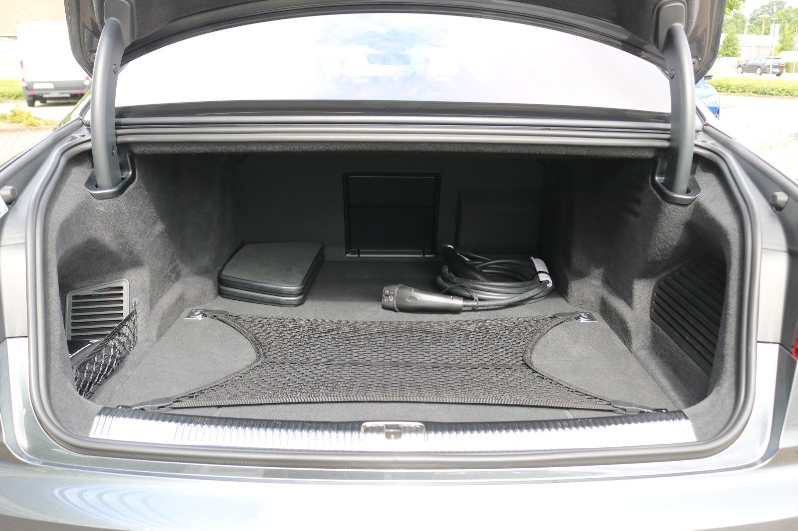 Audi A8 L 60 TFSI e Lang S line - Samsaru's Car Outlet