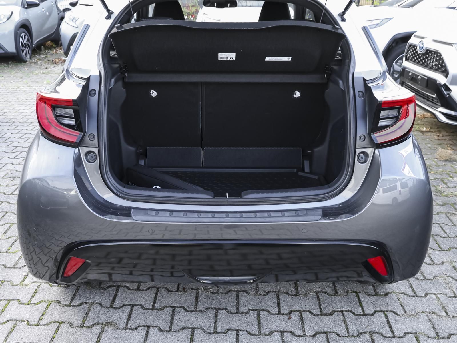 Toyota Yaris 1.5 Hybrid Style NAVI SHZ PDC KLIMA LM