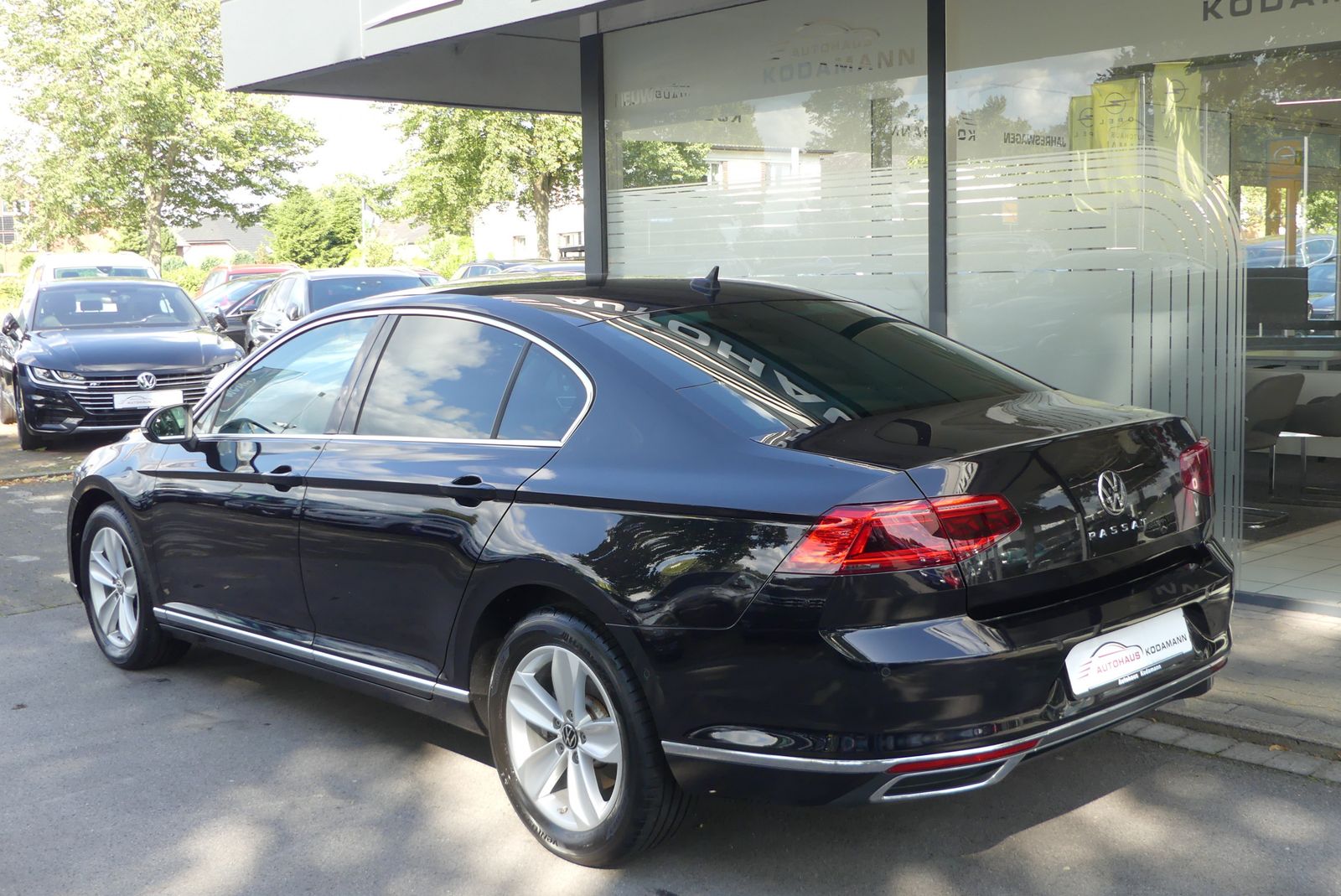 Volkswagen Passat Lim. Elegance - Samsaru's Car Outlet