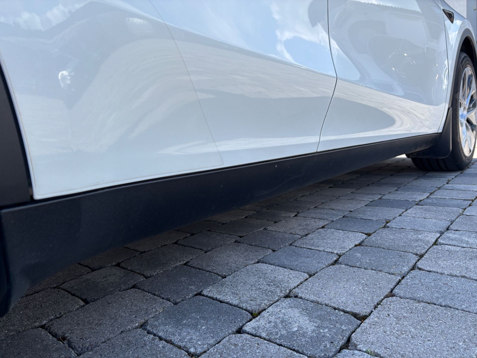 Tesla Model Y RWD Innen weiß
