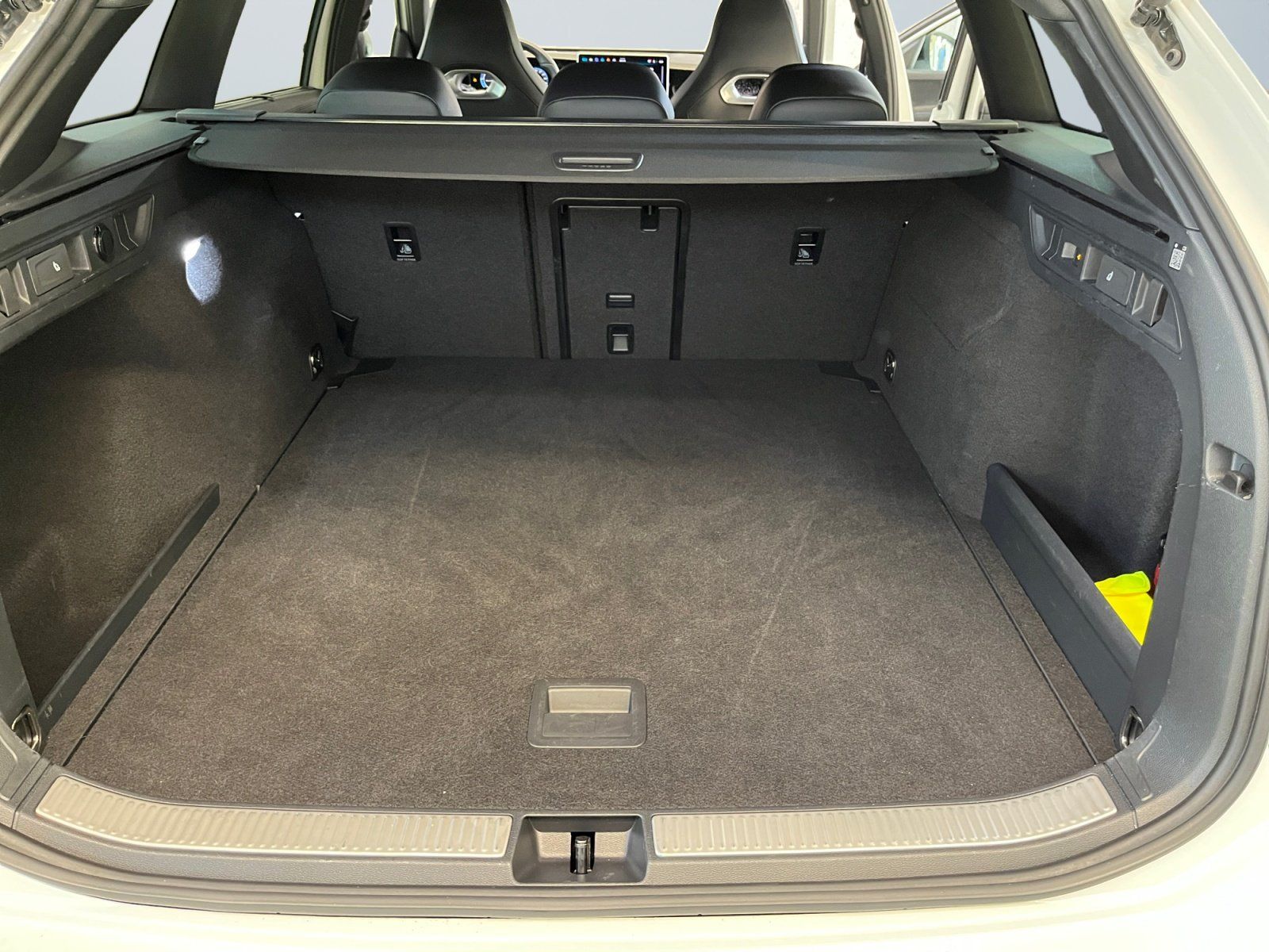 Volkswagen Passat Variant R-Line 2.0 TDI DSG 4Motion AHK DC