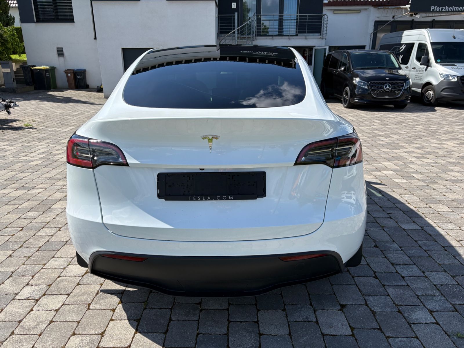 Tesla Model Y RWD Innen weiß