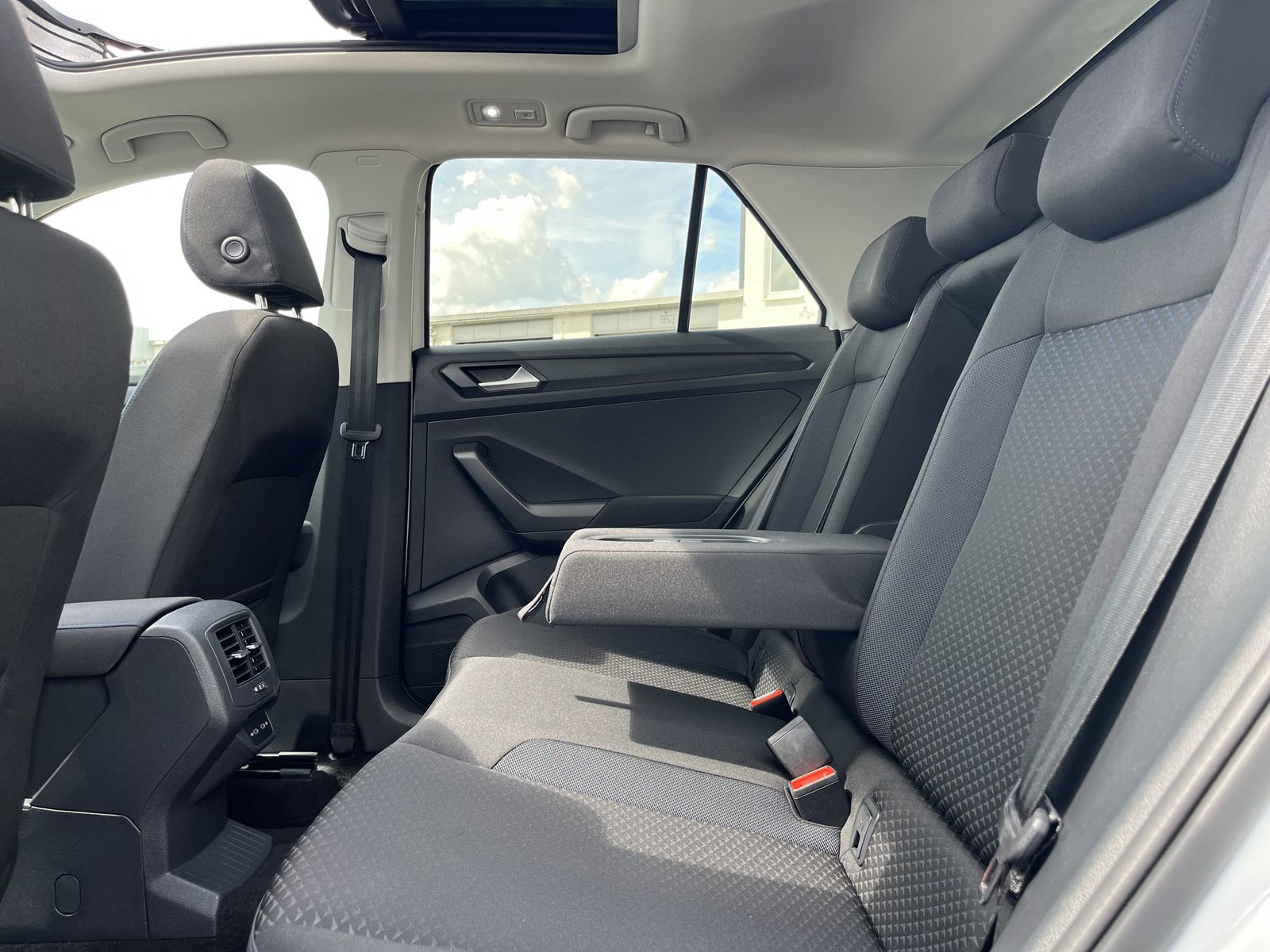Volkswagen T-Roc 2.0 TDI DSG R-Line - Samsaru's Car Outlet