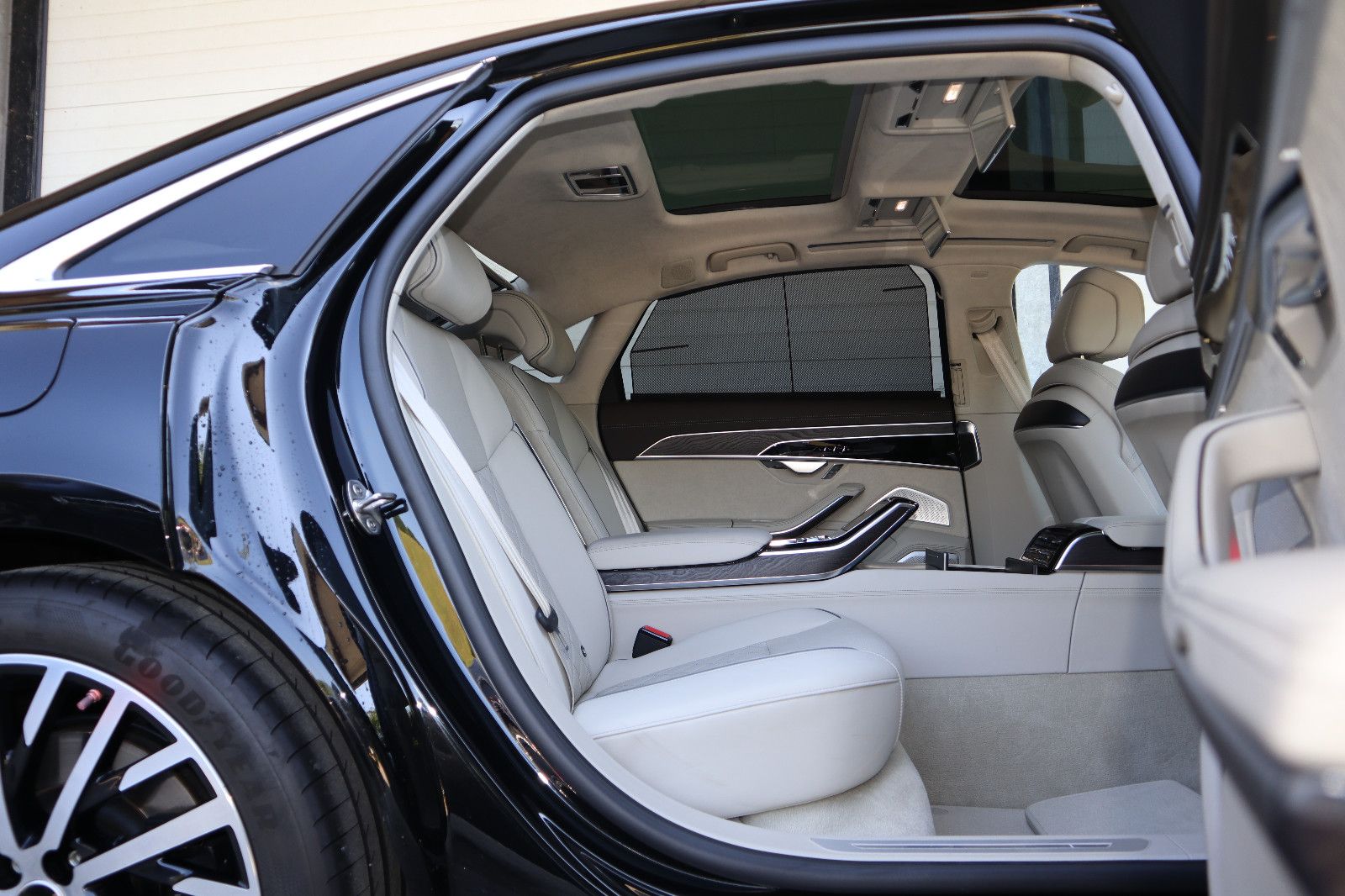 Audi A8L 60 TFSIe lang - Samsaru's Car Outlet