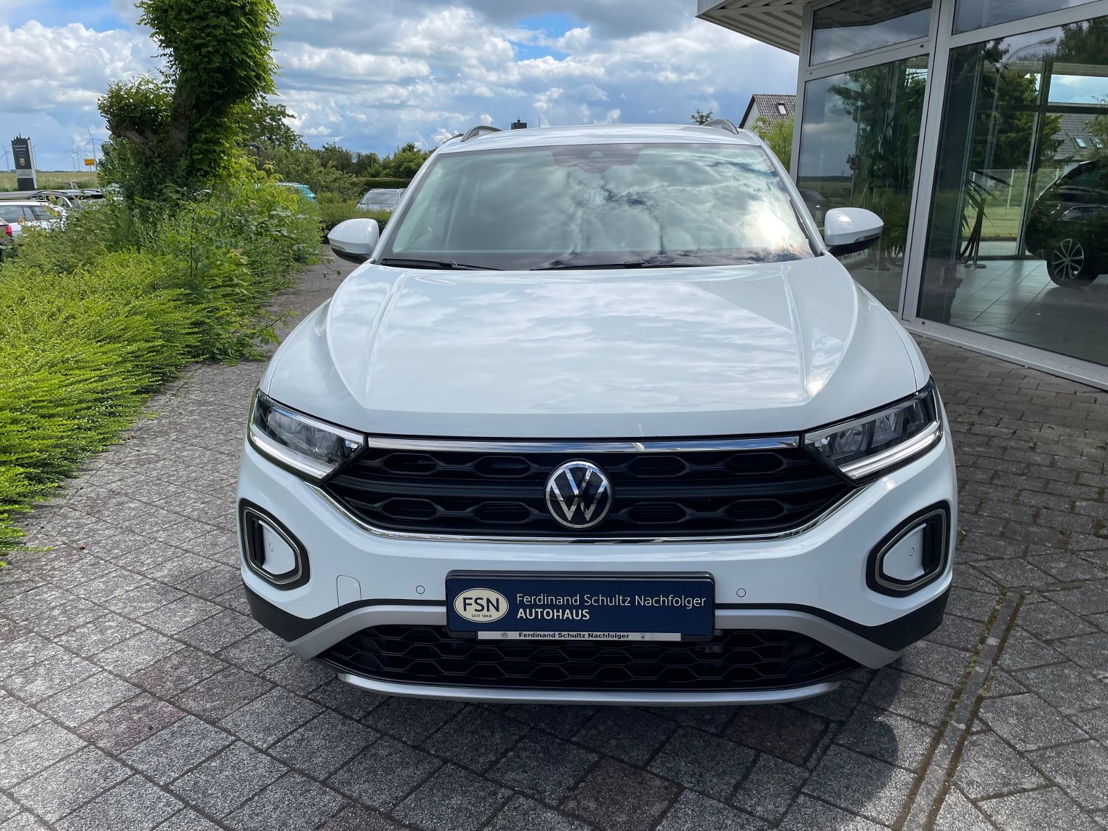 Volkswagen T-Roc 1.5 TSI Life DSG - Samsaru's Car Outlet