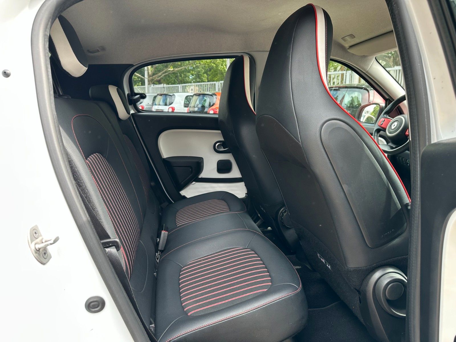 Renault Twingo TCe90 - Samsaru's Car Outlet