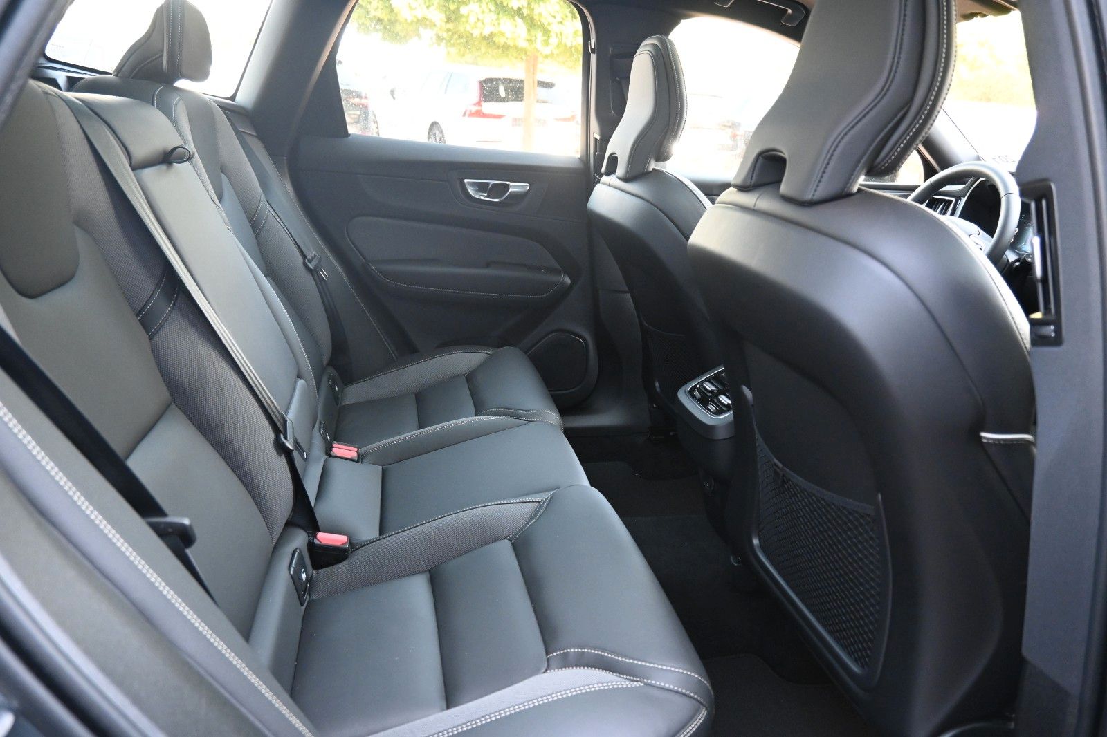 Volvo XC60 B4 AWD Ultimate - Samsaru's Car Outlet