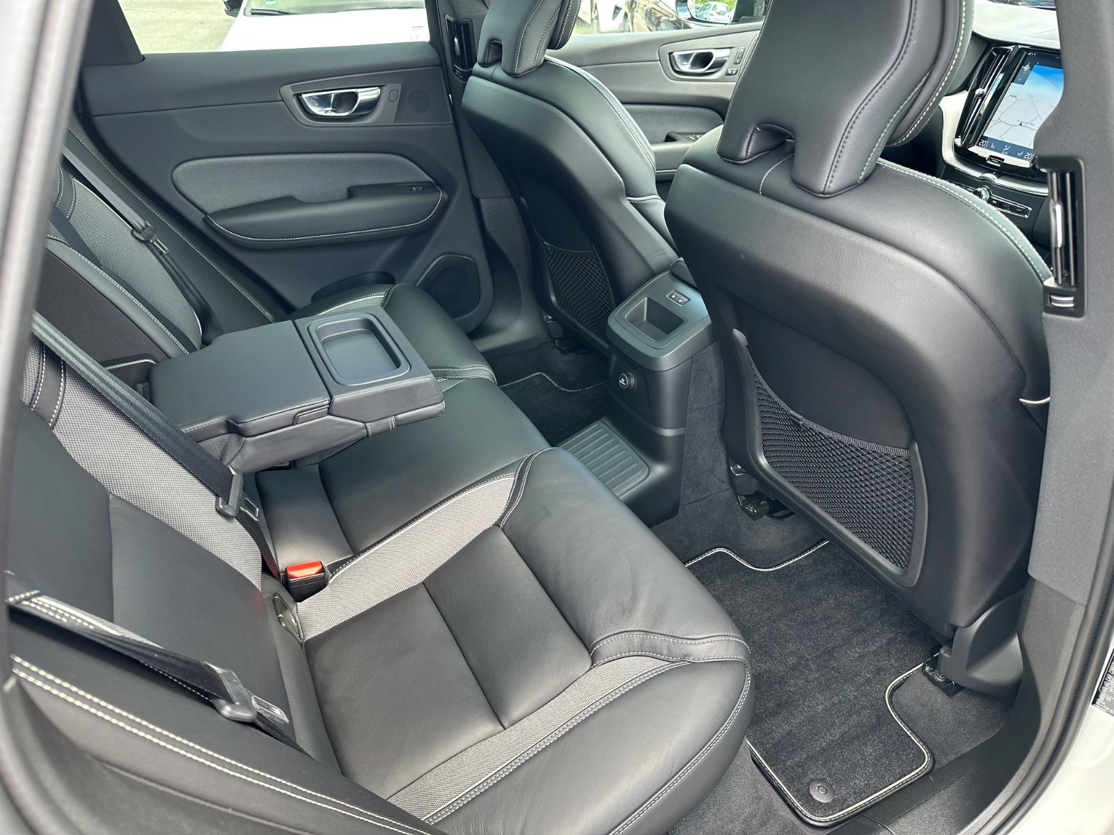 Volvo XC60 R Design T8 AWD Navi Pano HuD ACC AHK Leder