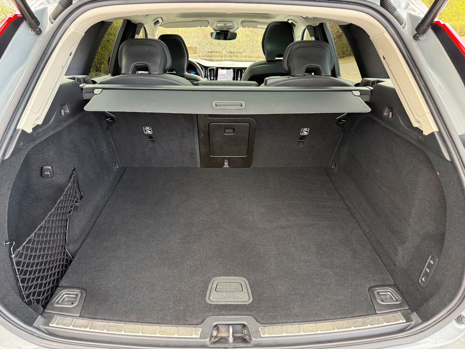 Volvo XC60 B4 AWD ULTIMATE DARK+STANDHZG+AHK+22"+LEDER