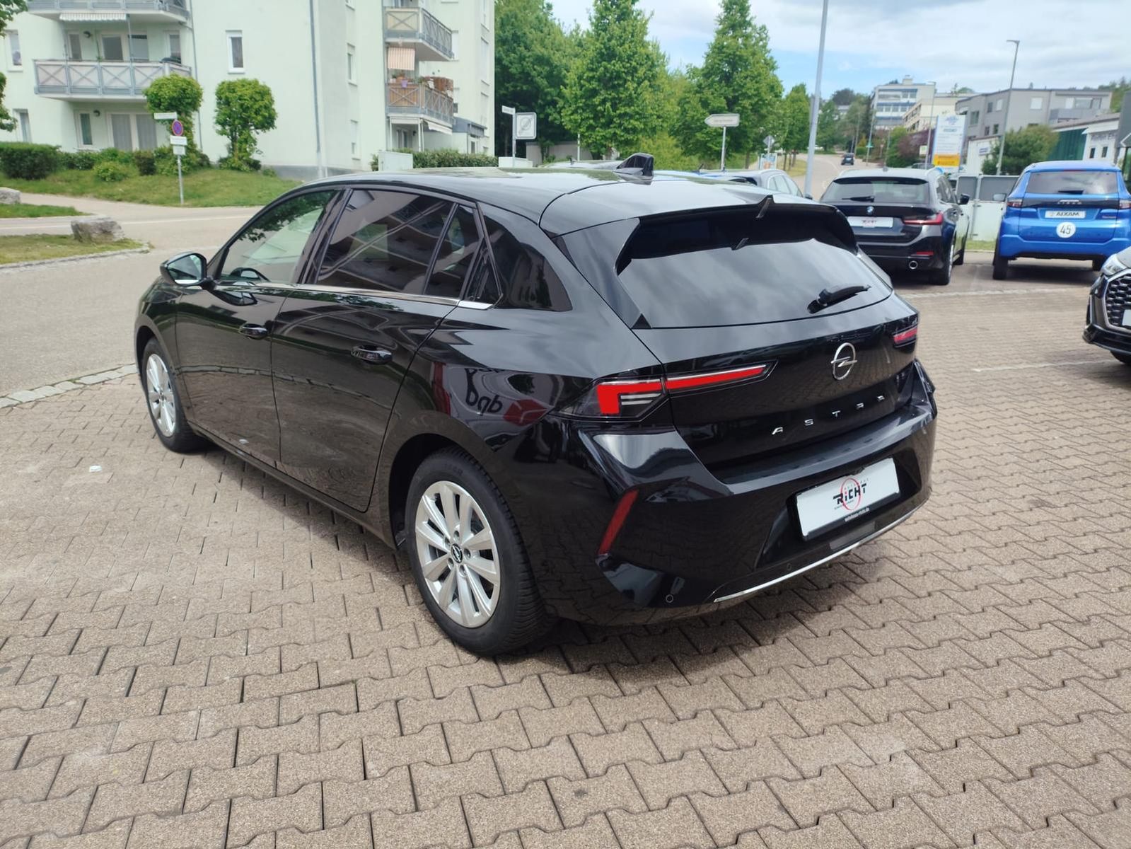 Opel Astra 1.2T Business Elegance - Samsaru's Car Outlet