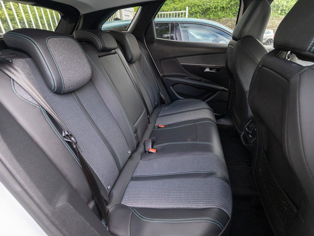 Peugeot 3008 Allure Pack HYBRID+OBC7,4kW+RKF360°+SHZ+eFH