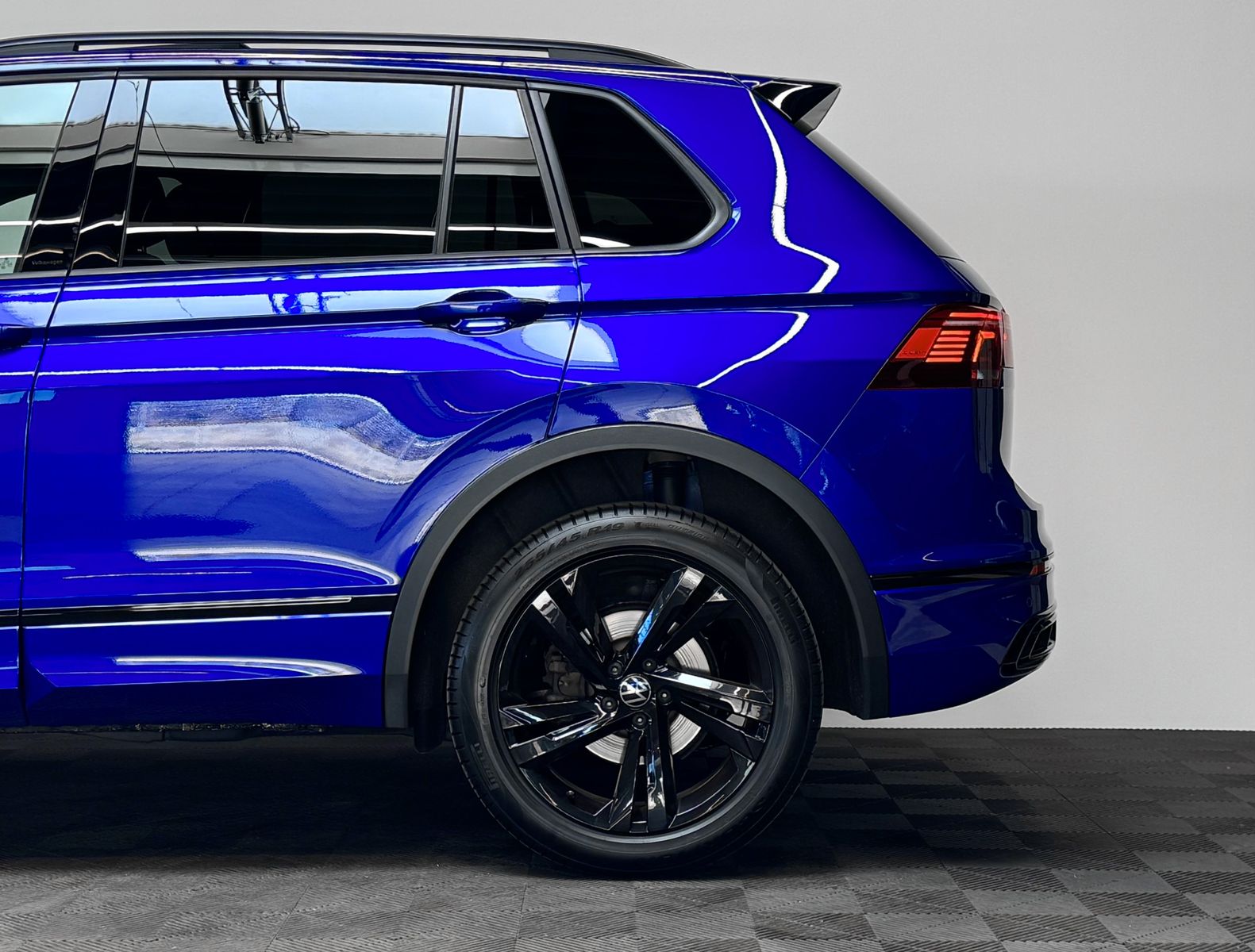 Volkswagen Tiguan R-Line 4M - Samsaru's Car Outlet
