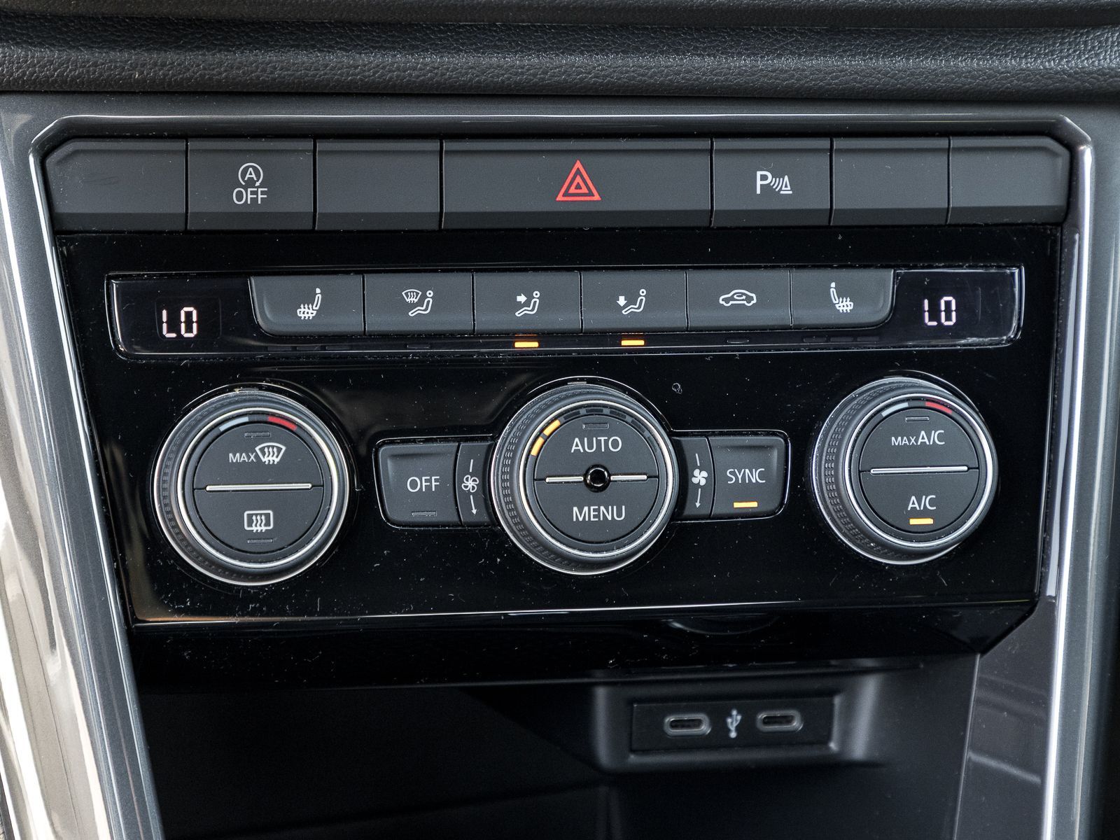 Volkswagen T-Roc 2.0 TSI DSG 4M R-LINE - Samsaru's Car Outlet