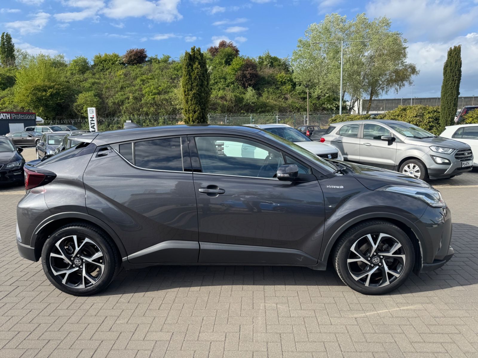 Toyota C-HR Hybrid Style - Samsaru's Car Outlet