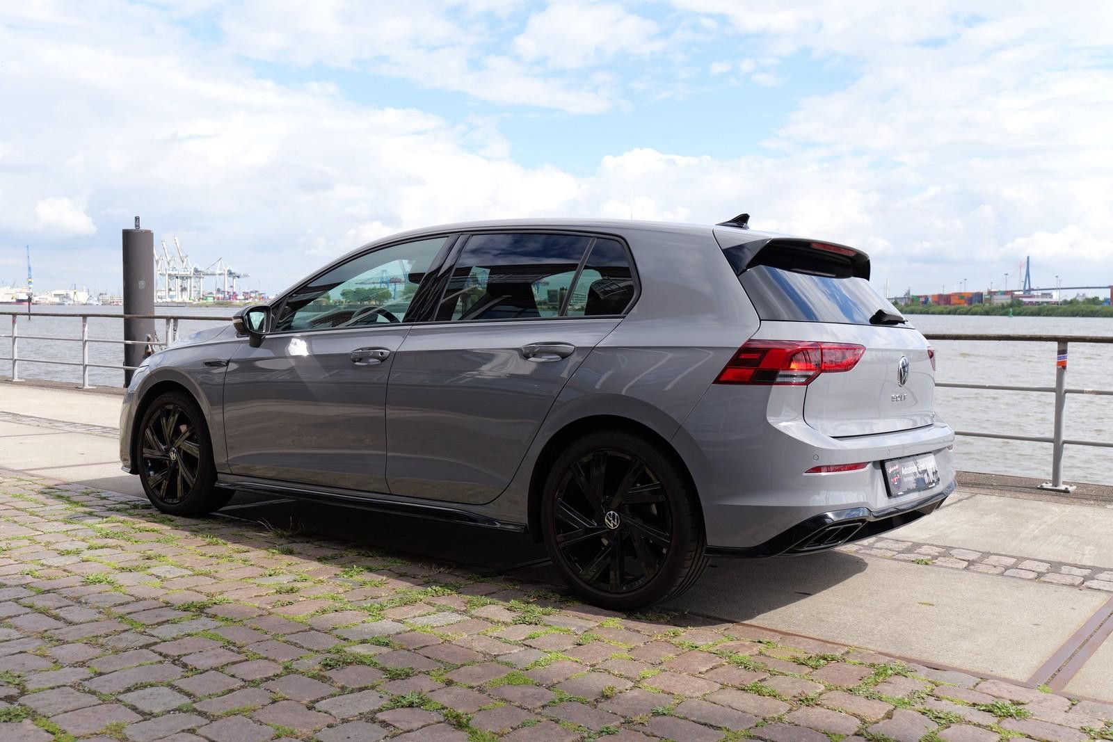 Volkswagen Golf VIII R-Line eTSI - Samsaru's Car Outlet