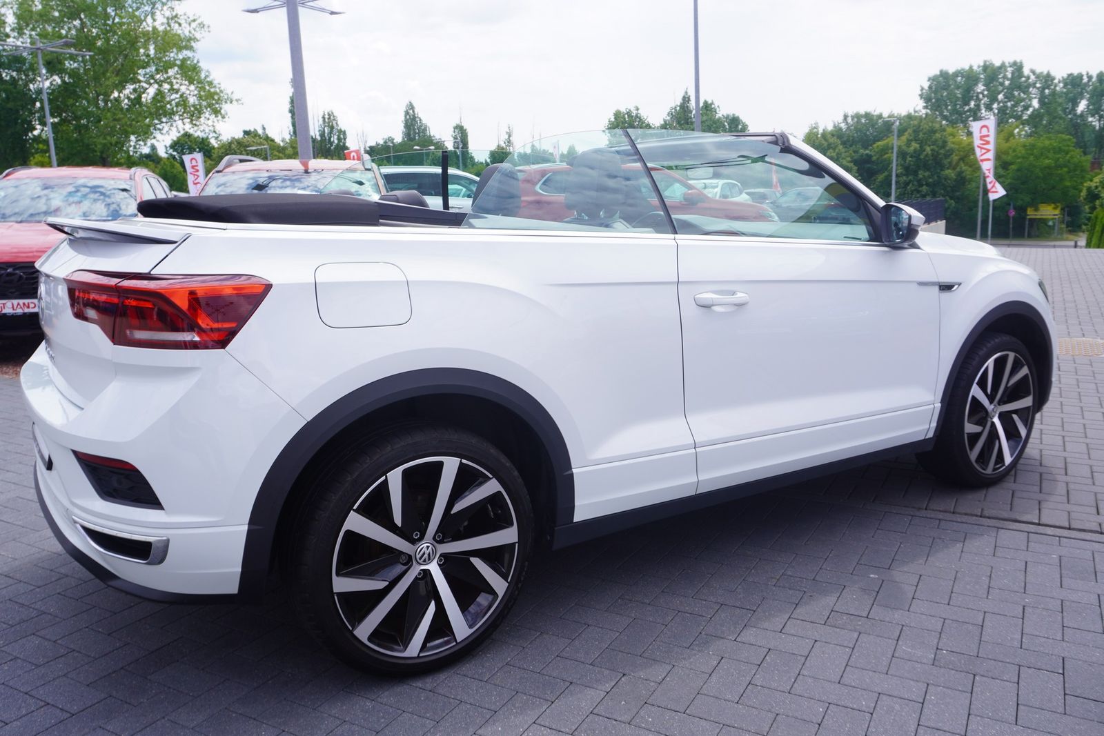 Volkswagen T-Roc 1.5 TSI R-Line - Samsaru's Car Outlet