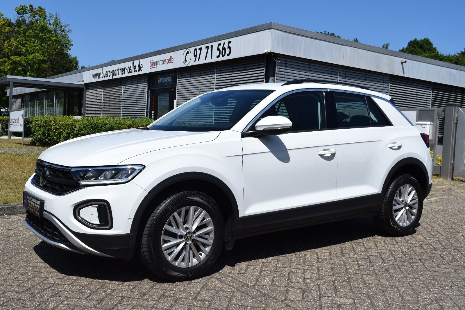 Volkswagen T-Roc Life - Samsaru's Car Outlet