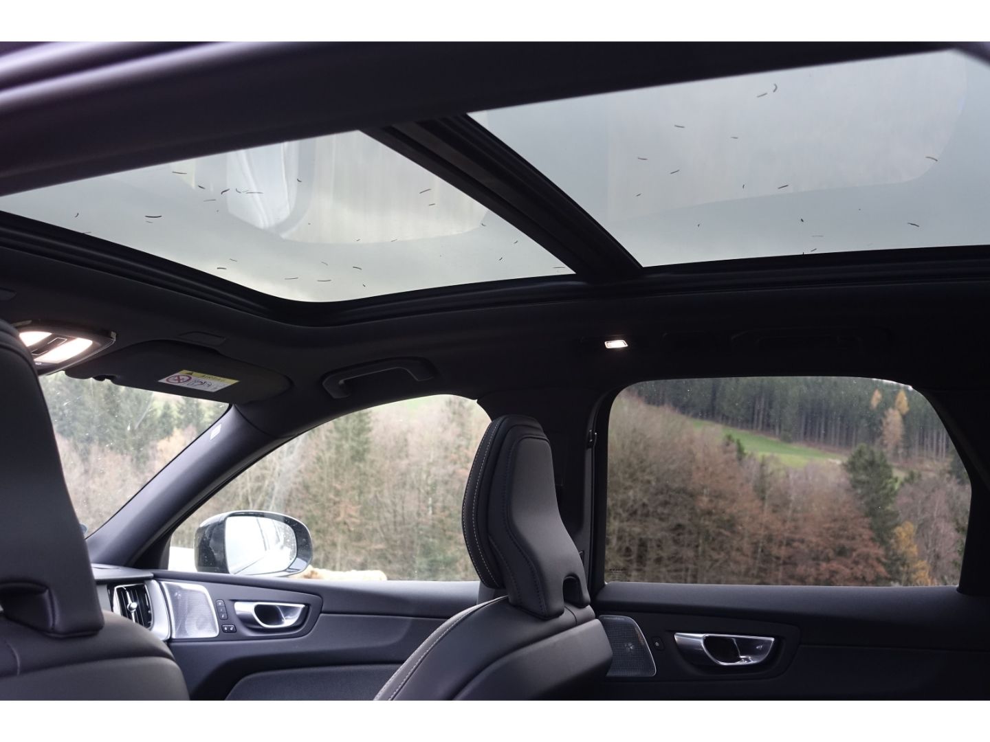 Volvo XC60 B4 D AWD MHEV Ultimate Dark / AHK / Pano /